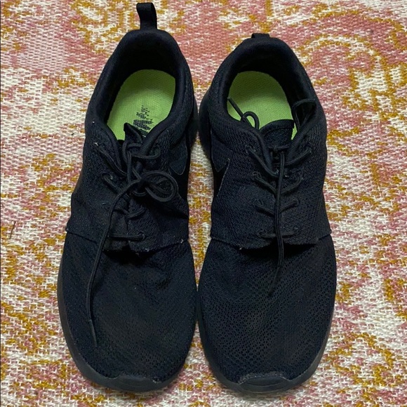 nikes roshes
